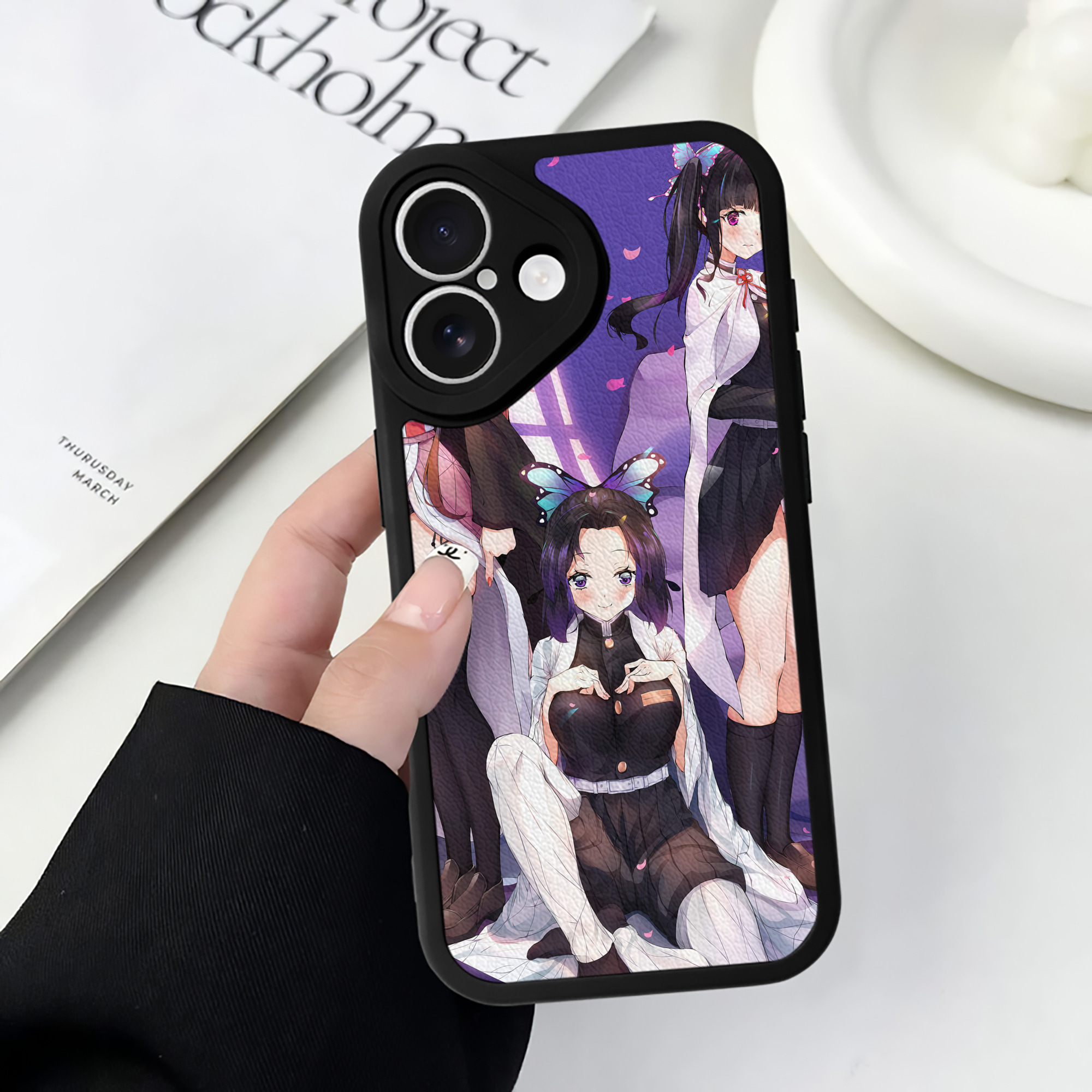 （画像用） 鬼滅の刃（きめつのやいば）竈門 禰󠄀豆子／かまど ねずこ Kamado Nezuko 【iPhone 16シリーズ対応】シリコンスマホケース（レザー調） 材質：シリコン